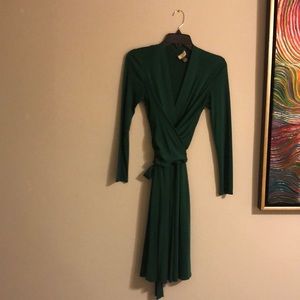 Beautiful green V neck wrap Issue dress